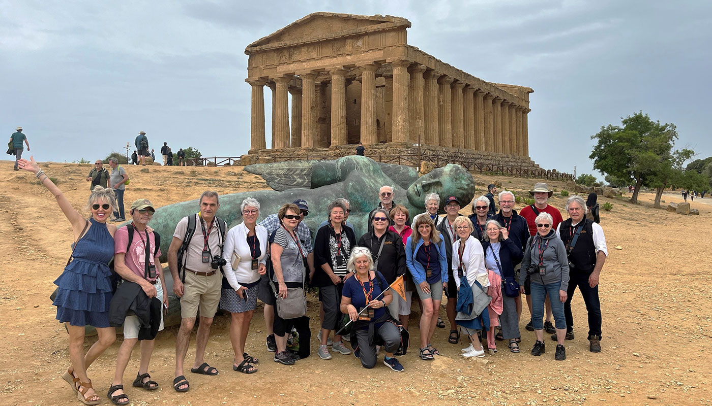 Touristes en Europe dans un groupe organisé de voyage